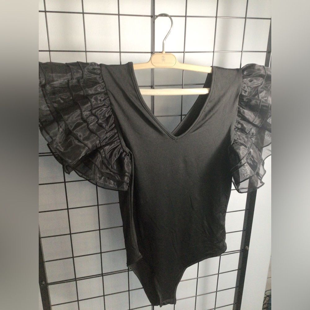Lyaner statement ruffle sleeve v-neck black bodysuit NWOT - Picture 5 of 7